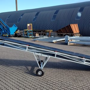 Transportbånd med flad fangekasse - 6 m. x båndbredde 650 mm.