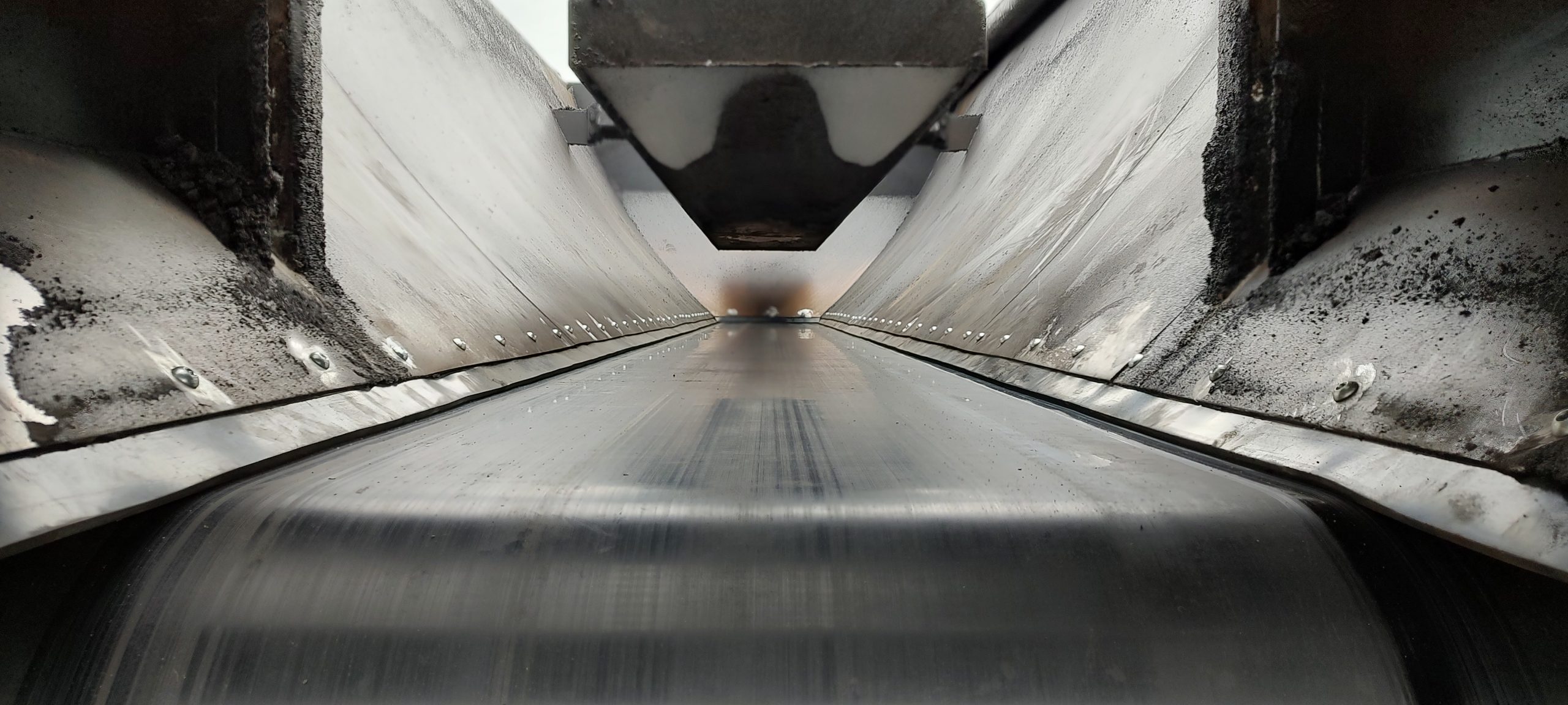 Nyt fuldt oliebestandiget bånd og kantgummi til asfaltudlægger