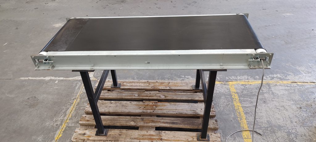 Transportbånd med langriflet bånd - 1400 x 500 mm.